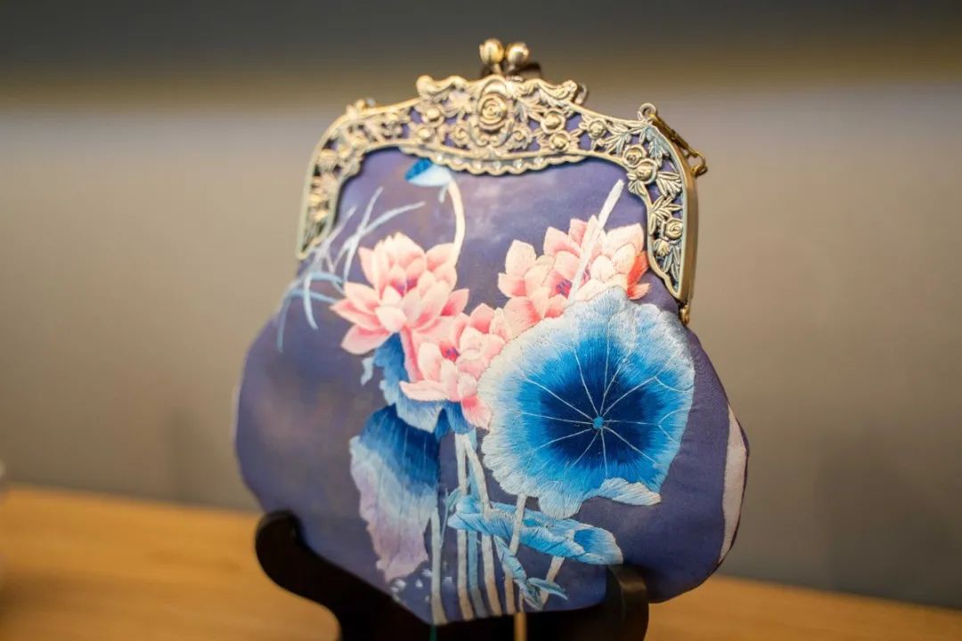 更钟情大师们的杰作,在这也能轻松挑一件钟意的苏绣文创精品带回家