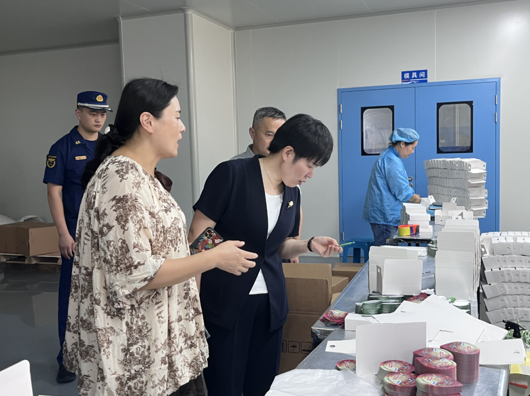 龚春红检查"双节"前文化场所安全生产工作